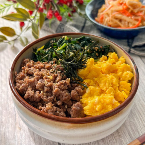 ガツンと大満足♩生姜そぼろ３色丼