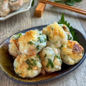 丸めて焼くだけ♩エビの大葉団子