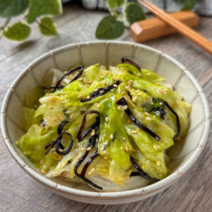 抱えて食べたい♩やみつき塩昆レタス