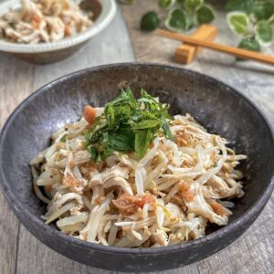レンジで簡単♩蒸し鶏ともやしの梅ナムル