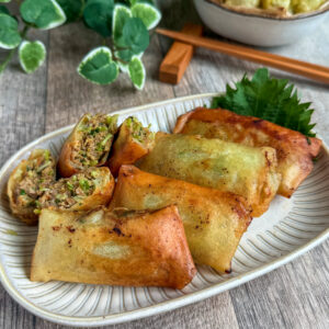 巻いて焼くだけ♩豆苗とひき肉のカレー味噌春巻き