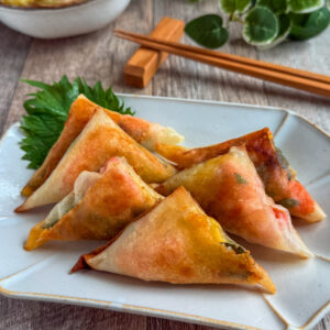 巻いて焼くだけ♩鮭チー三角春巻き